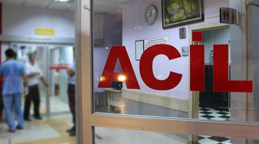 Yer: Antalya! Otomobil ağaca &ccedil;arptı: 2 &ouml;l&uuml;