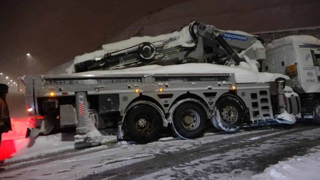 Bitlis&rsquo;te kar yağışı kazaları da beraberinde getirdi 1