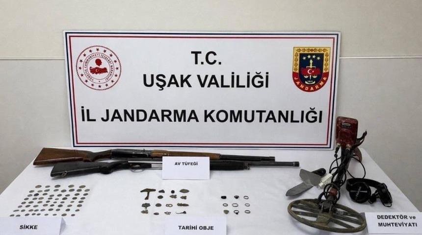 Uşak&rsquo;ta tarihi eser ka&ccedil;ak&ccedil;ıları 63 sikkeyle yakalandı