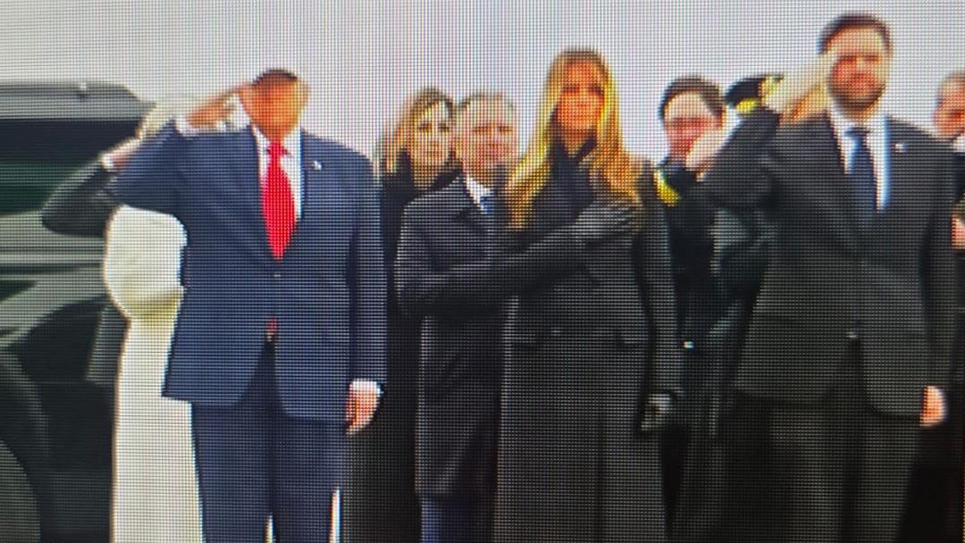 İran  &ccedil;ok sayıda ABD askerini &ouml;ld&uuml;rd&uuml;k  demişti: Trump, ABD askerlerinin tabutlarını b&ouml;yle karşıladı 2