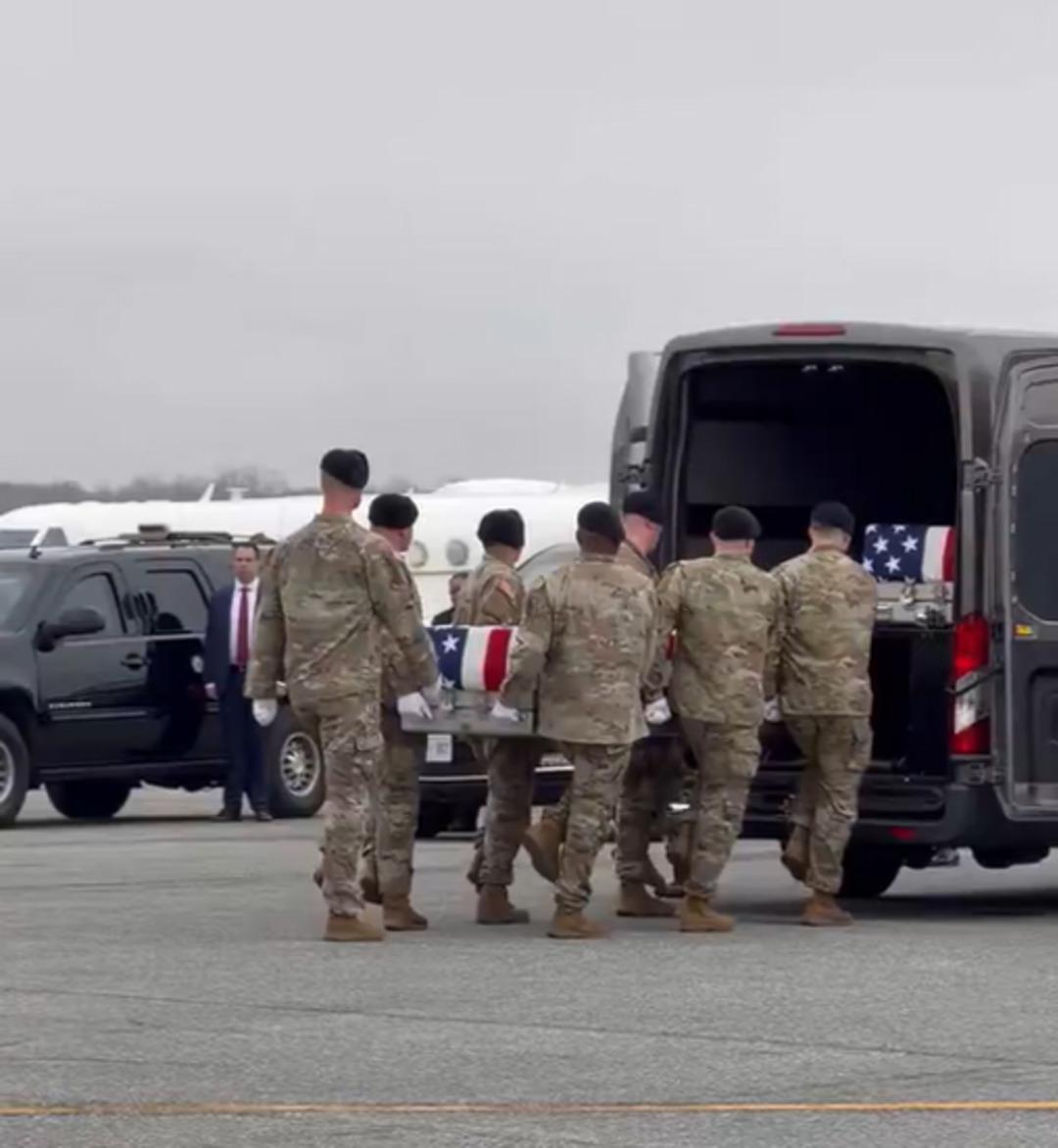 İran  &ccedil;ok sayıda ABD askerini &ouml;ld&uuml;rd&uuml;k  demişti: Trump, ABD askerlerinin tabutlarını b&ouml;yle karşıladı 1