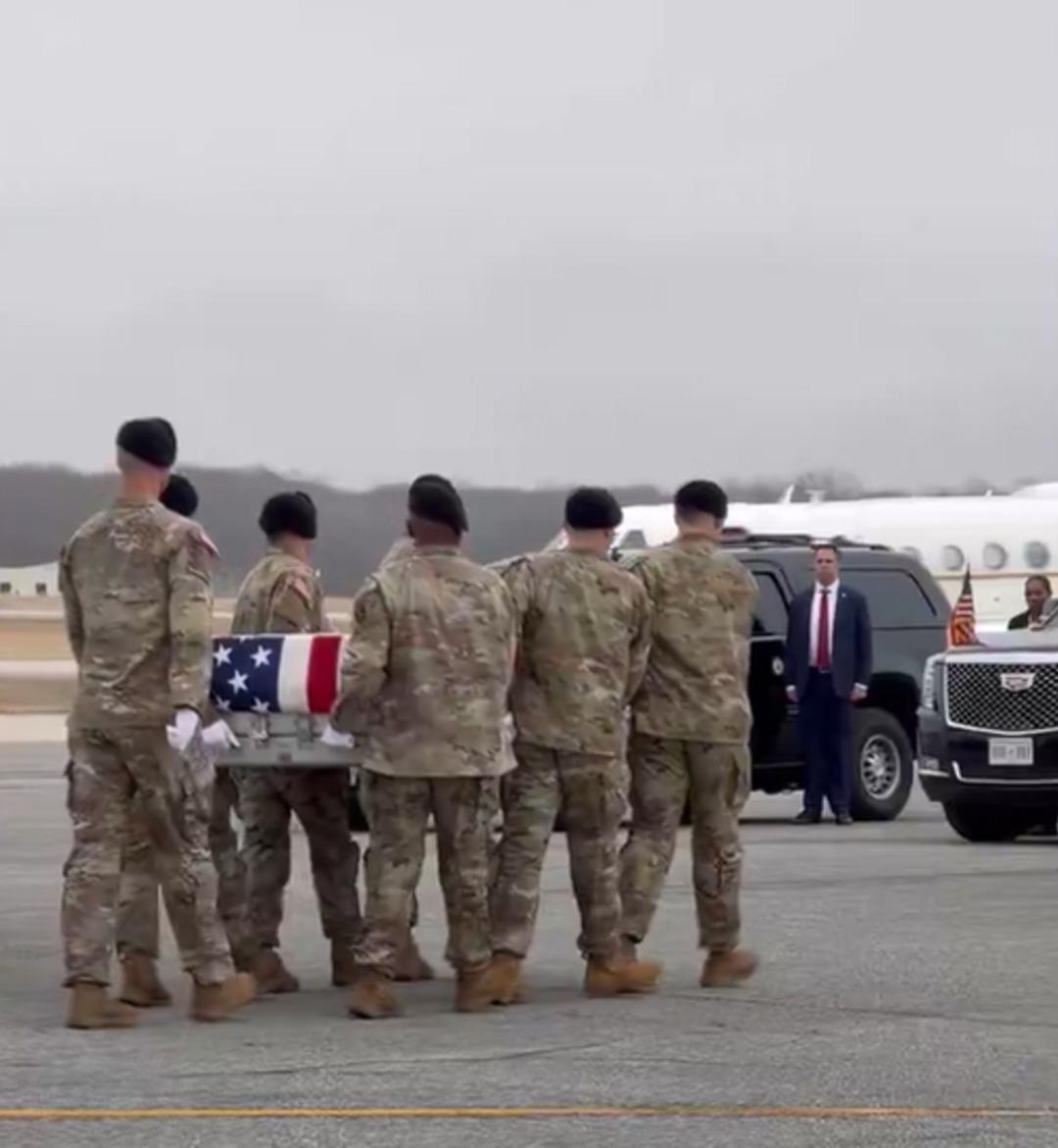 İran  &ccedil;ok sayıda ABD askerini &ouml;ld&uuml;rd&uuml;k  demişti: Trump, ABD askerlerinin tabutlarını b&ouml;yle karşıladı 3