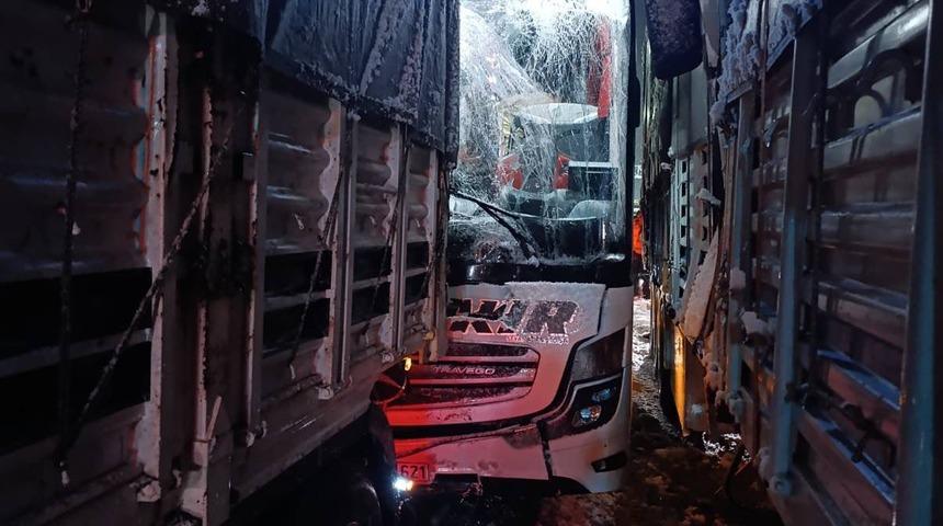 Bitlis'te tıra &ccedil;arpan otob&uuml;steki 8 kişi yaralandı