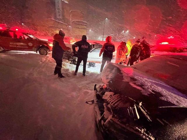 Bitlis&rsquo;te trafik kazası: 2&rsquo;si &ccedil;ocuk 7 kişi yaralandı 1