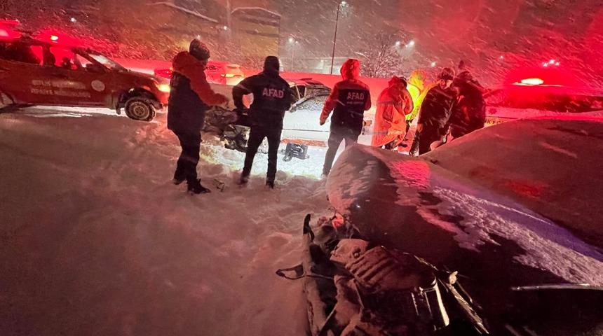 Bitlis'te iki otomobil &ccedil;arpıştı: 7 yaralı