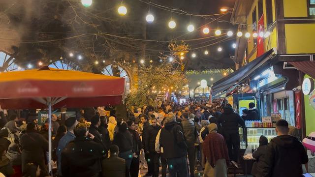 Sahur için akın ettiler: Tahanlı pide kuyruğu kilometreleri aştı!