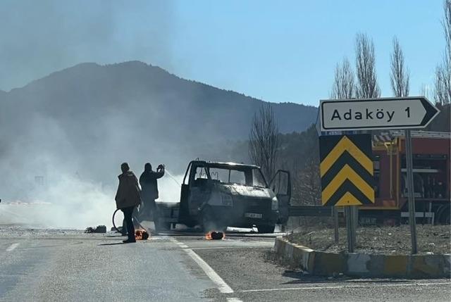Seyir halindeki kamyonet alev alev yandı 2