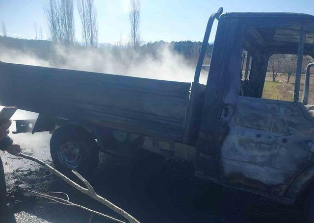 Seyir halindeki kamyonet alev alev yandı 1