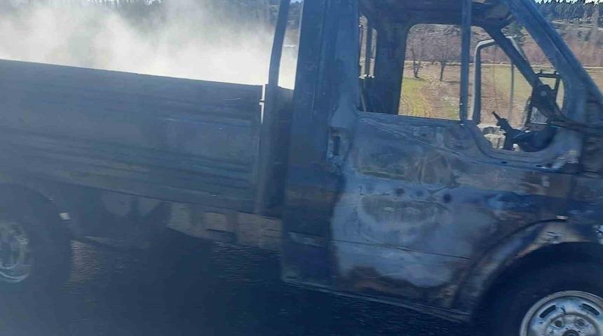 Seyir halindeki kamyonet alev alev yandı