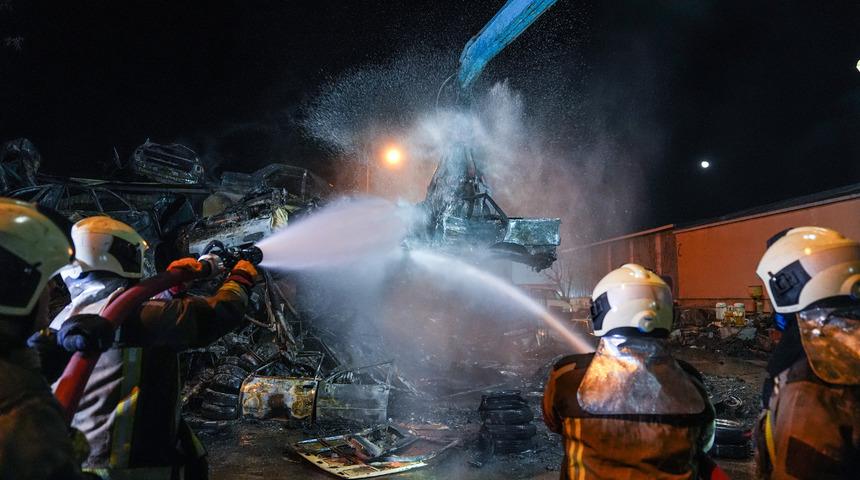 Sanayi sitesinde yangın! Yanan hurda ara&ccedil;lardan geriye demir yığınları kaldı