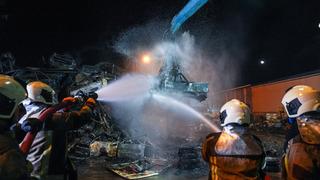 Sanayi sitesinde yangın! Yanan hurda araçlardan geriye demir yığınları kaldı