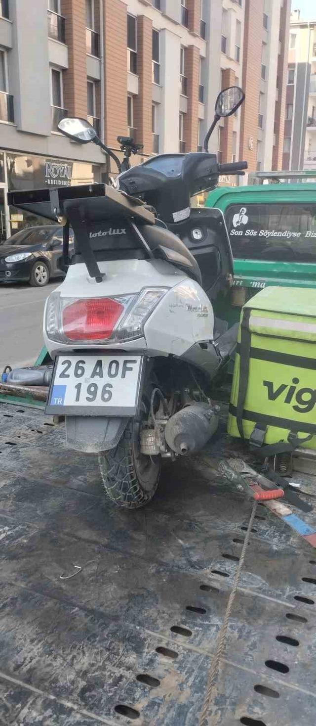 Otomobille &ccedil;arpışan motosikletli kurye yaralandı 1