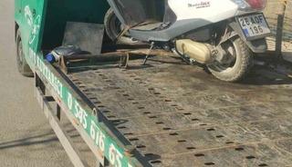 Otomobille &ccedil;arpışan motosikletli kurye yaralandı