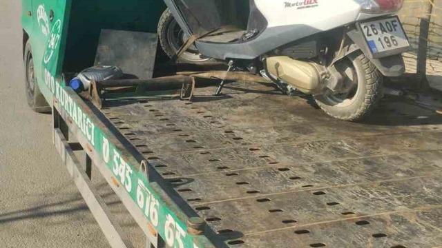 Otomobille çarpışan motosikletli kurye yaralandı