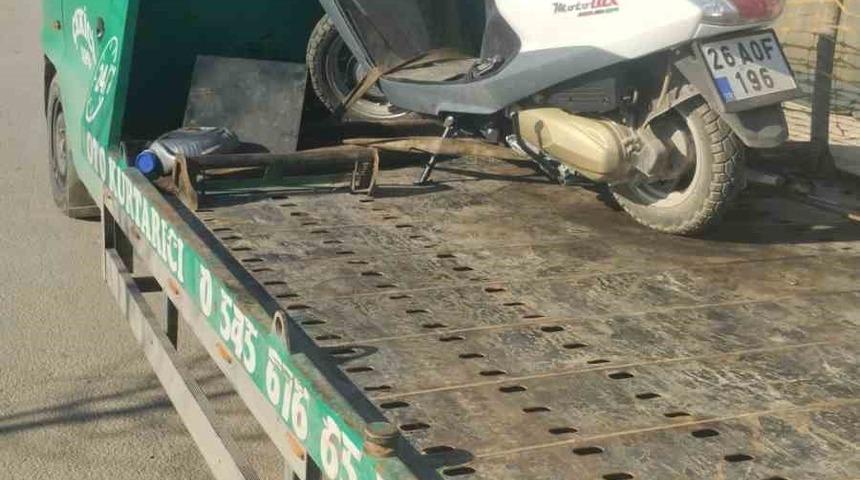 Otomobille &ccedil;arpışan motosikletli kurye yaralandı