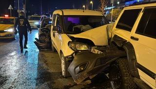 K&uuml;&ccedil;&uuml;k&ccedil;ekmece'de zincirleme trafik kazası: 2 yaralı