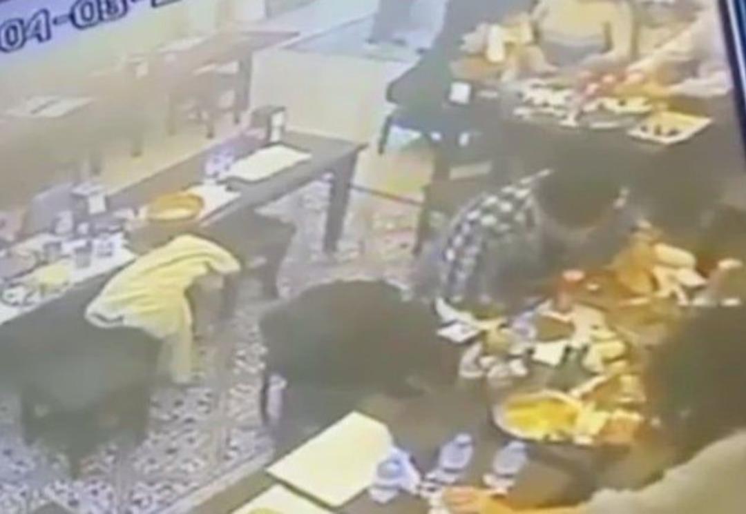 Akıl sır ermez olay: Taksim de yediği yemeğin i&ccedil;inden &ccedil;ıkan b&ouml;cek dudağını ısırdı! 3