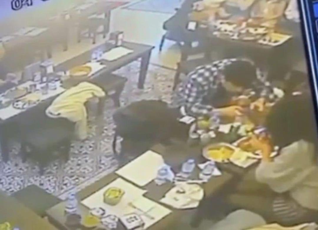 Akıl sır ermez olay: Taksim de yediği yemeğin i&ccedil;inden &ccedil;ıkan b&ouml;cek dudağını ısırdı! 2