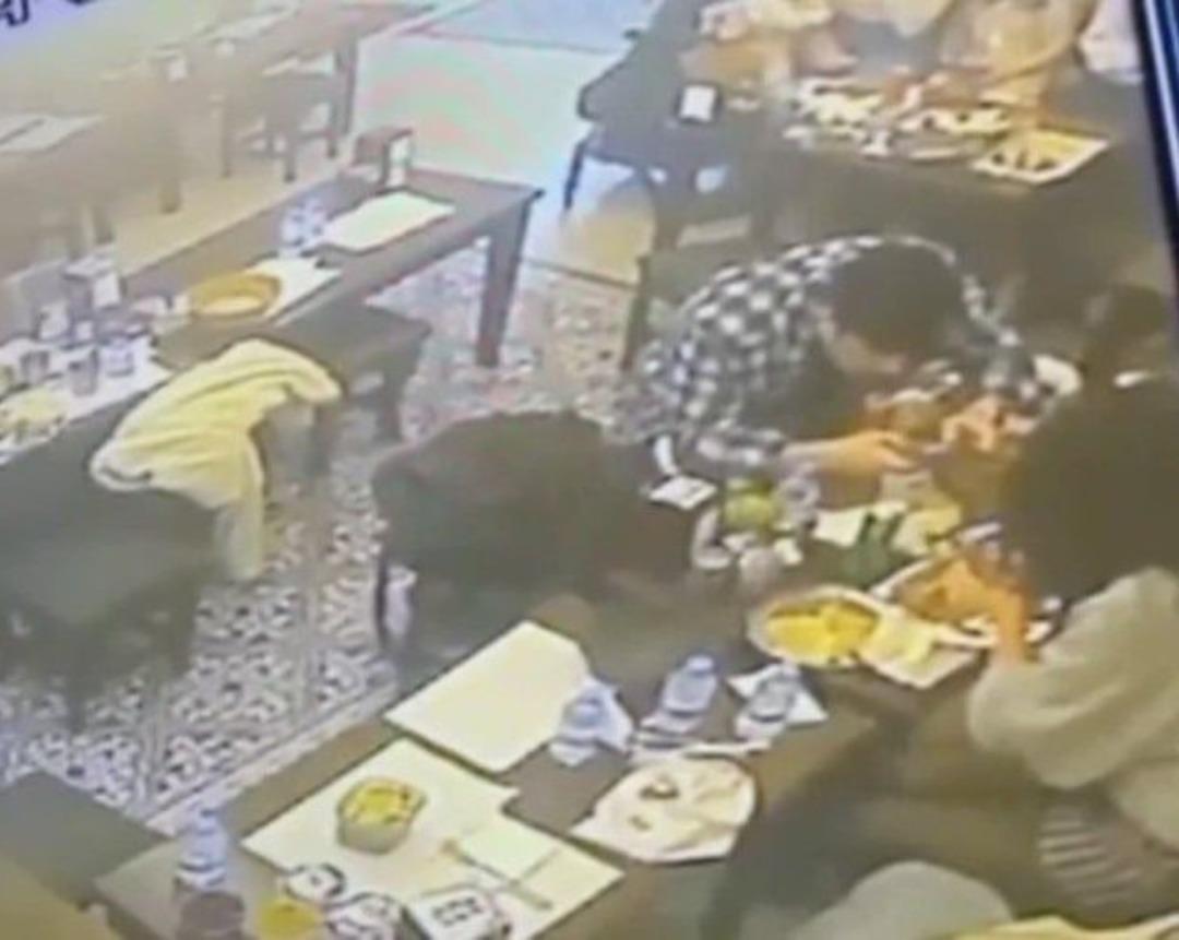 Akıl sır ermez olay: Taksim de yediği yemeğin i&ccedil;inden &ccedil;ıkan b&ouml;cek dudağını ısırdı! 1