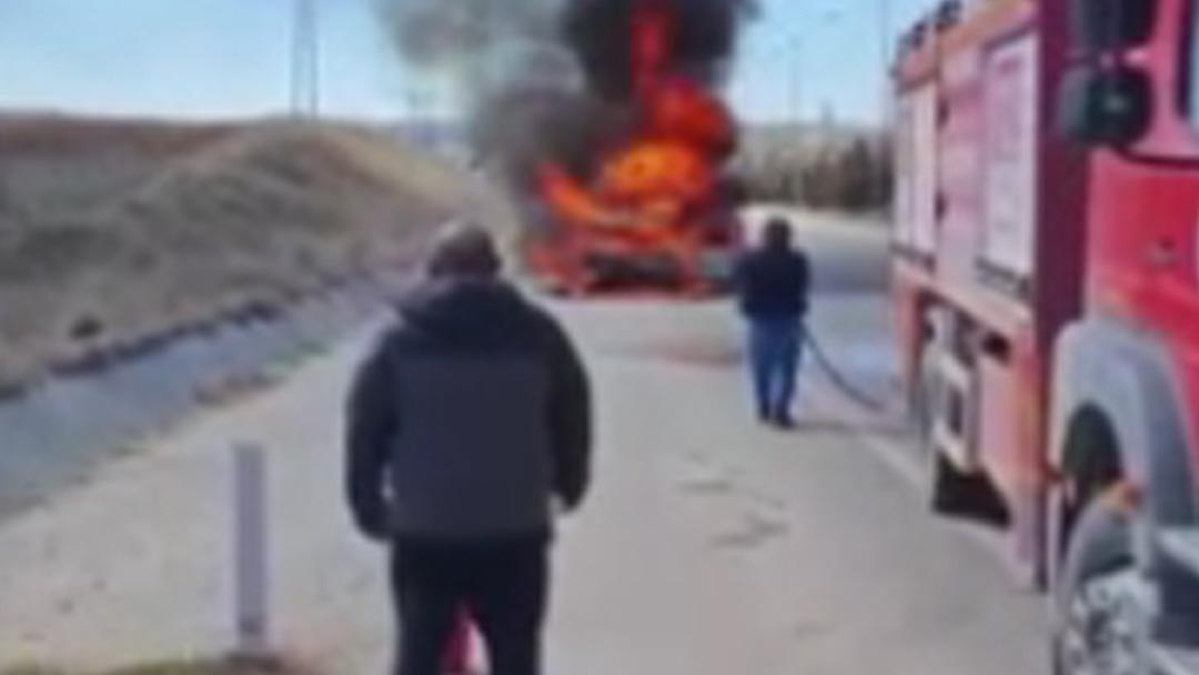 B&ouml;yle talihsizlik g&ouml;r&uuml;lmedi! Yeni aldığı ara&ccedil; saatler i&ccedil;inde yanıp hurdaya d&ouml;nd&uuml; 1