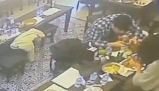 Taksim'de yediği yemeğin i&ccedil;inden &ccedil;ıkan b&ouml;cek ağzını ısırdı!