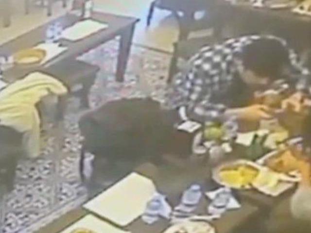 Taksim'de yediği yemeğin i&ccedil;inden &ccedil;ıkan b&ouml;cek dudağını ısırdı!