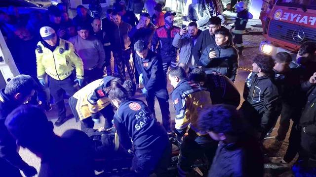 Kontrolden çıkan otomobil iş yerine girdi: 3 yaralı 6