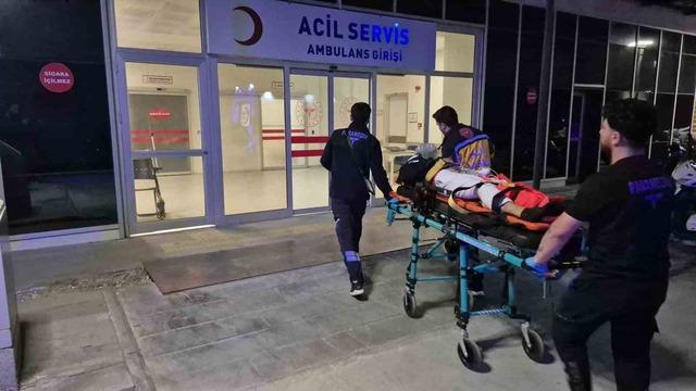 Kontrolden çıkan otomobil iş yerine girdi: 3 yaralı 5