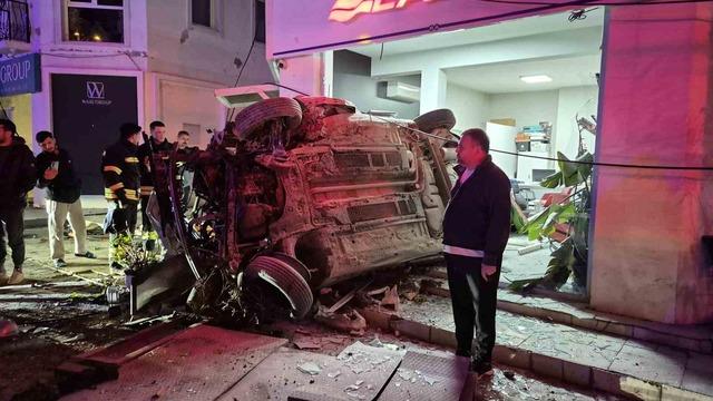 Kontrolden çıkan otomobil iş yerine girdi: 3 yaralı 4