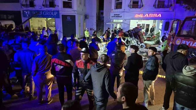 Kontrolden çıkan otomobil iş yerine girdi: 3 yaralı 3