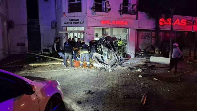 Kontrolden çıkan otomobil iş yerine girdi: 3 yaralı 1