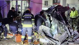 Kontrolden &ccedil;ıkan otomobil iş yerine girdi: 3 yaralı