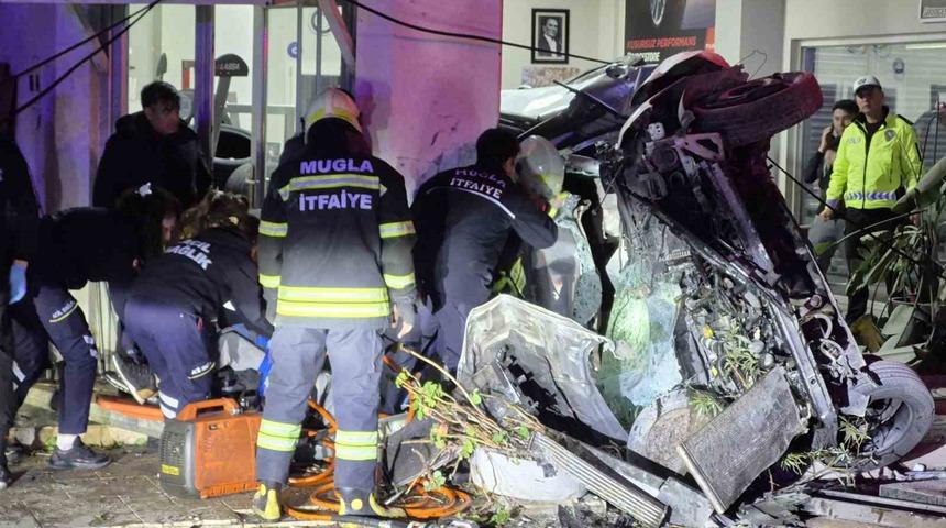 Kontrolden &ccedil;ıkan otomobil iş yerine girdi: 3 yaralı