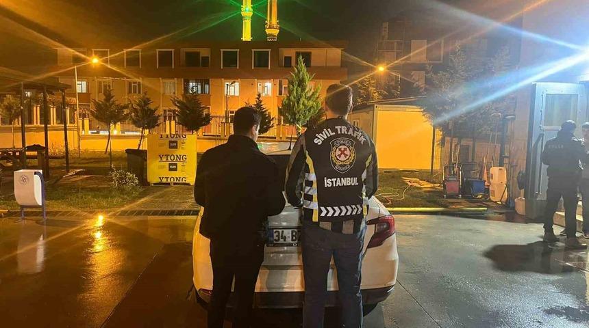 Arnavutk&ouml;y&rsquo;de trafikte kavga eden s&uuml;r&uuml;c&uuml;ler, 602 bin TL ceza kesilerek tutuklandı