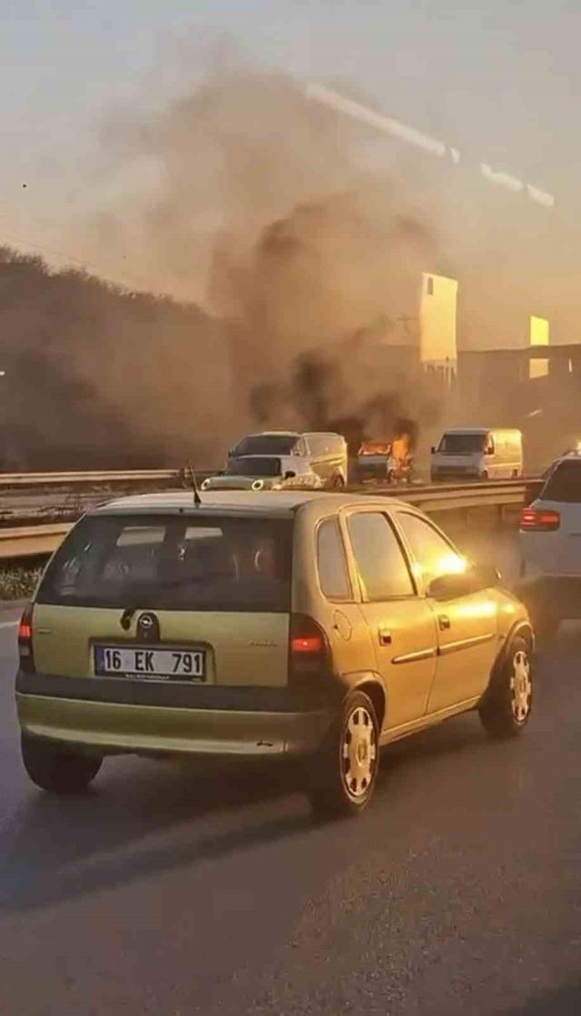 Bursa&rsquo;da hafif ticari ara&ccedil; alev aldı 1