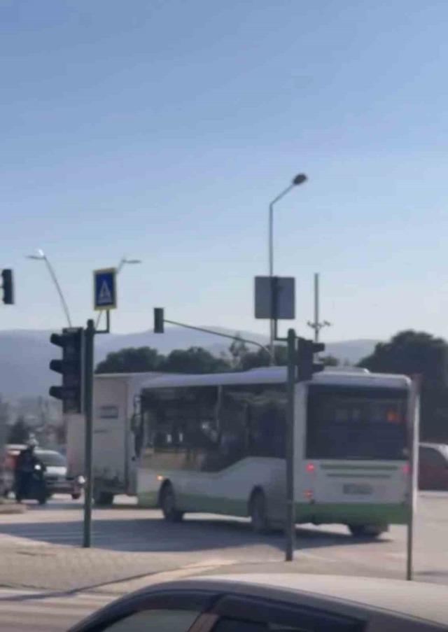 Bursa&rsquo;da &ouml;zel halk otob&uuml;s&uuml; ters şeride girdi 1
