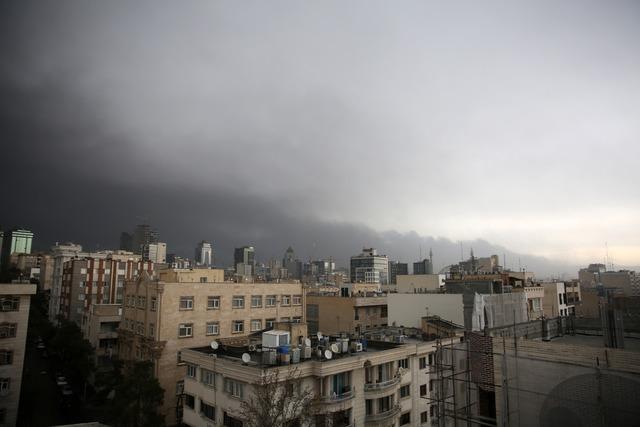 Tahran da gün ağarmadı! Savaşın merkezinde iç karartan görüntü: Gökten kül yağdı 11