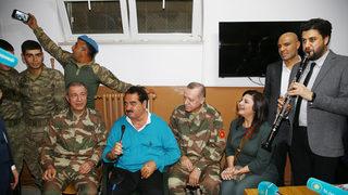 Hatay'da fotoğraf vermemeye çalışan ünlü kim?