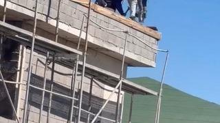 Çatıda tehlikeli çalışma! O anlar kamerada