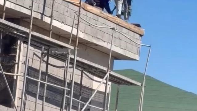 Çatıda tehlikeli çalışma! O anlar kamerada