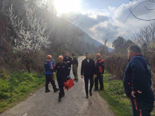 Bursa&rsquo;da dağlık alanda mahsur kalan yaralı vatandaş kurtarıldı 1