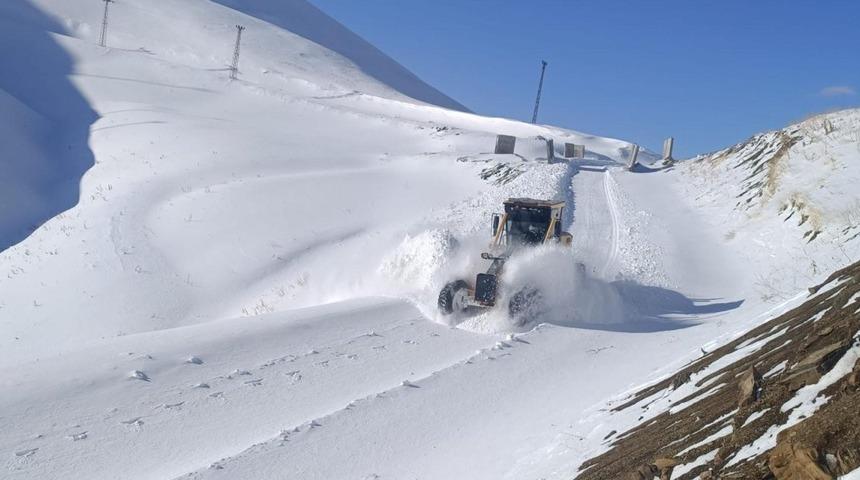 Hakkari&rsquo;de 97 yerleşim yerinin yolu ulaşıma kapandı