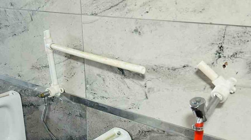 Tomarza&rsquo;da tuvaletlere zarar verdiler