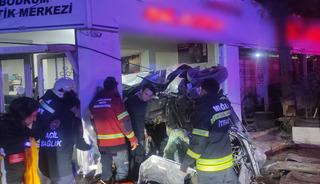 Bodrum'da otomobil kontrolden &ccedil;ıkıp iş yerine girdi: 3 yaralı