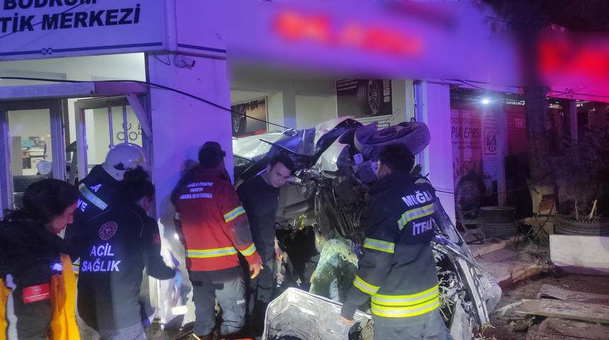 Bodrum'da otomobil kontrolden &ccedil;ıkıp iş yerine girdi: 3 yaralı