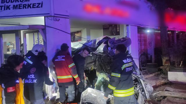 Bodrum'da otomobil kontrolden çıkıp iş yerine girdi: 3 yaralı