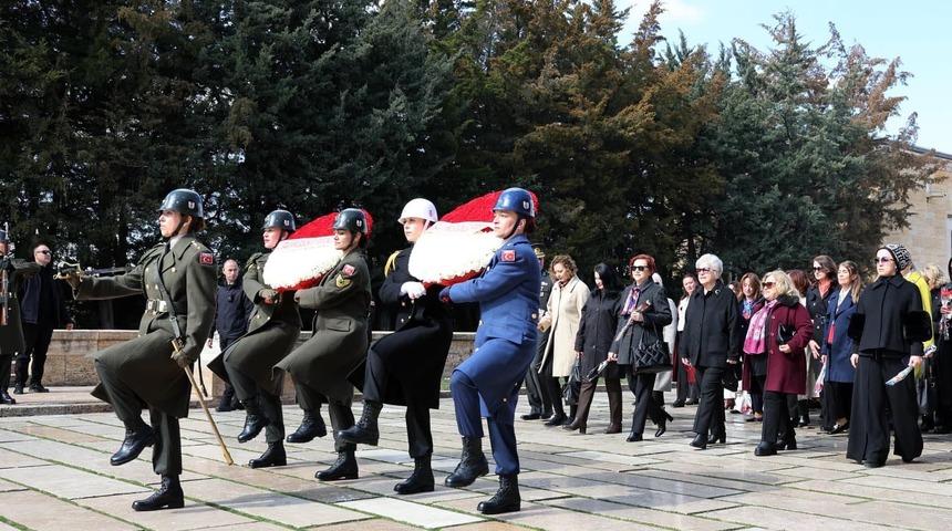 Milli Savunma Bakanı Yaşar G&uuml;ler'in eşi Demet G&uuml;ler, Anıtkabir'i ziyaret etti