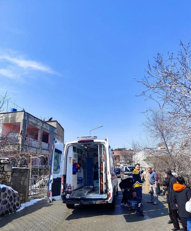Kurtalan&rsquo;da camiden &ccedil;ıktıktan sonra otomobilin &ccedil;arptığı yaşlı adam yaralandı 1