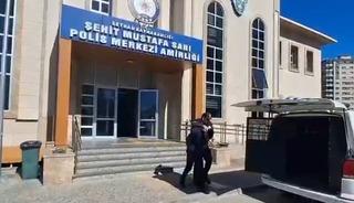 Adana&rsquo;da trafikte ara&ccedil;tan inip s&uuml;r&uuml;c&uuml;ye saldıran iki kişi tutuklandı