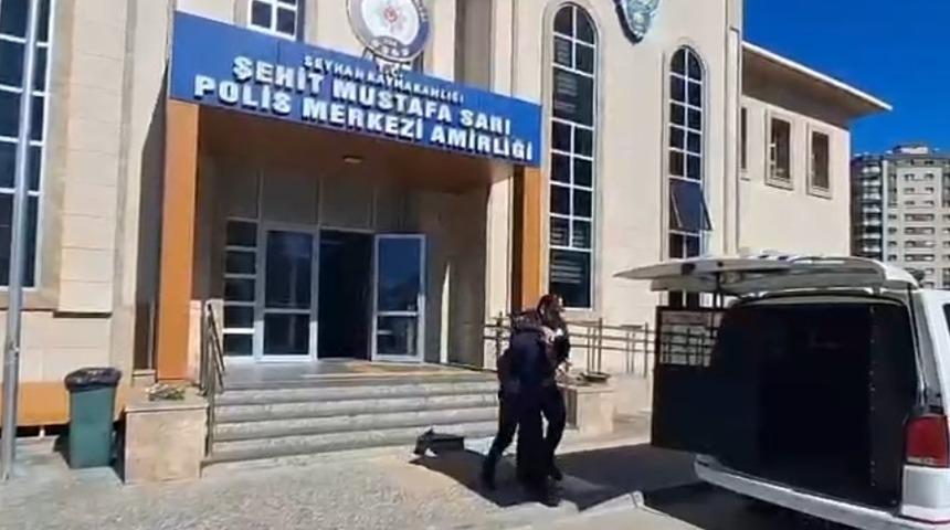 Adana&rsquo;da trafikte ara&ccedil;tan inip s&uuml;r&uuml;c&uuml;ye saldıran iki kişi tutuklandı